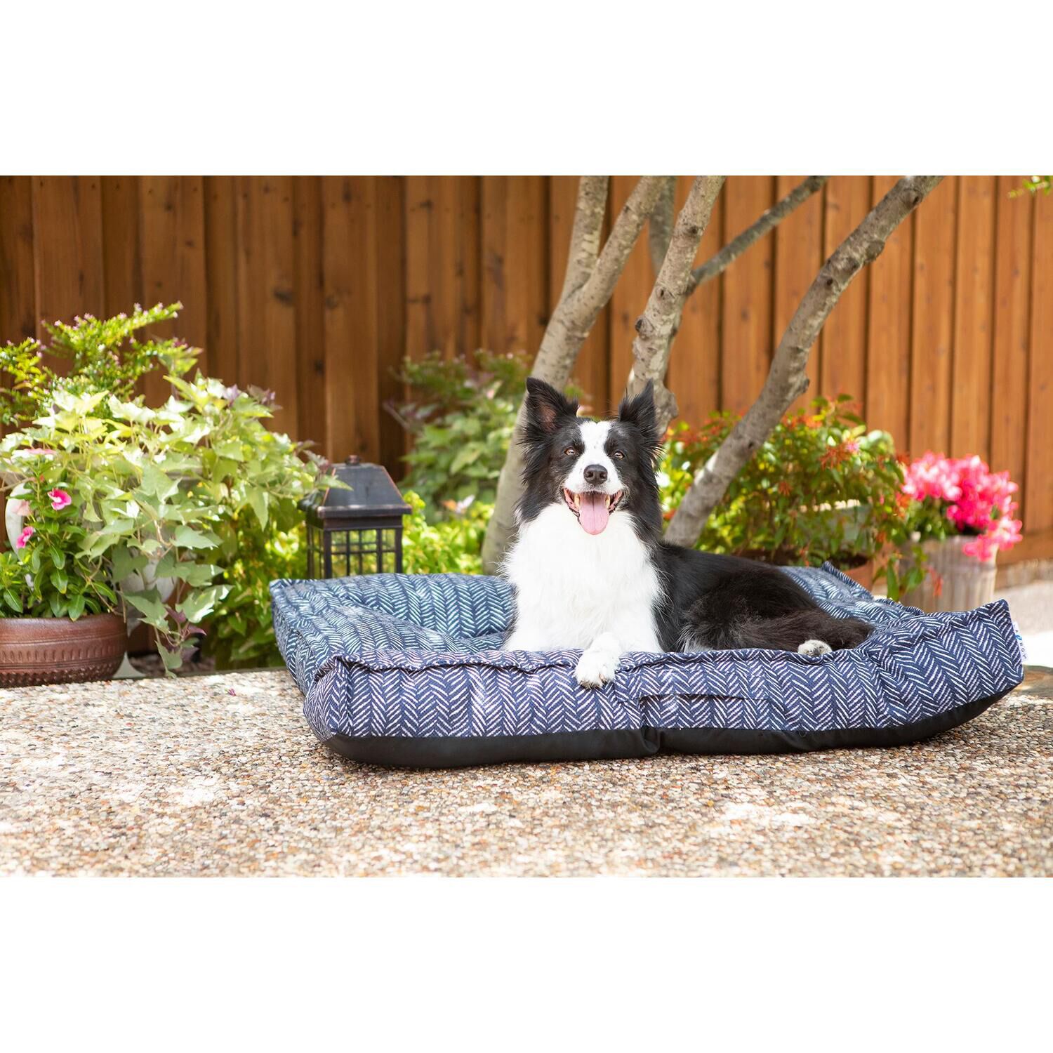 Lazboy Izzy Indoor/Outdoor Dog Bed, 36X30" - Navy